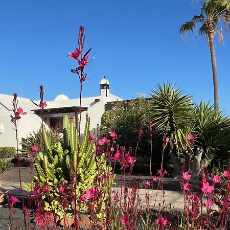 Casa Casablanca Carlos Park, Tranquil Yet Area 15 Minutes Walk To Town Centre Casa de Férias *