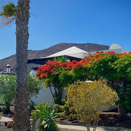 Casa Casablanca Carlos Park, Tranquil Yet Area 15 Minutes Walk To Town Centre Casa de Férias *