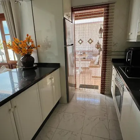 Feriehus Casa Casablanca Carlos Park, Tranquil Yet Area 15 Minutes Walk To Town Centre Playa Blanca (Lanzarote)