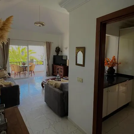 Casa Casablanca Carlos Park, Tranquil Yet Area 15 Minutes Walk To Town Centre 度假居