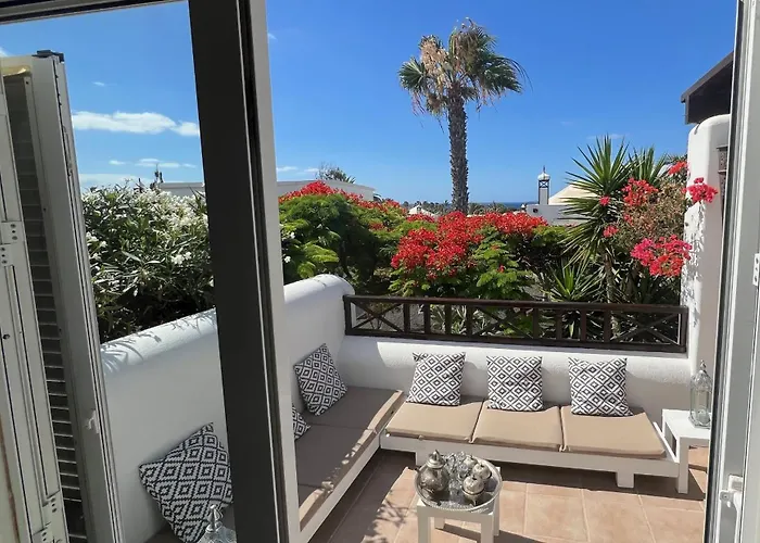 Casa Casablanca Carlos Park, Tranquil Yet Area 15 Minutes Walk To Town Centre *