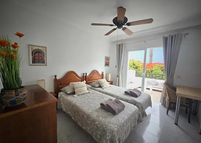 Casa Casablanca Carlos Park, Tranquil Yet Area 15 Minutes Walk To Town Centre *