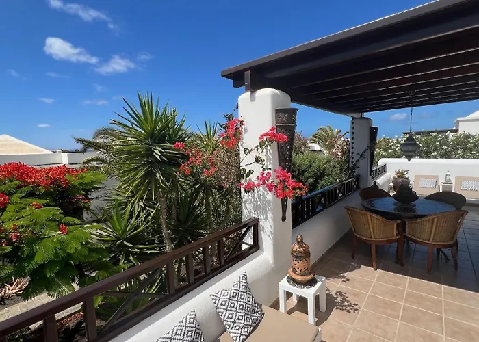 Semesterbostad Casa Casablanca Carlos Park, Tranquil Yet Area 15 Minutes Walk To Town Centre Playa Blanca (Lanzarote)